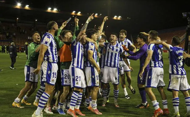Los jugadores del Sanse celebran su victoria ante el Andorra de Piqué en el primer partido de playoff de ascenso a Segunda