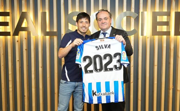 Silva y Aperribay posan con la camiseta que anuncia la renovación del jugador hasta 2023.
