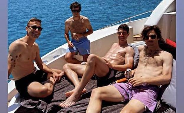 Aritz Elustondo, de la Real Sociedad, junto a Sergio Canales y dos amigos en alta mar./instagram