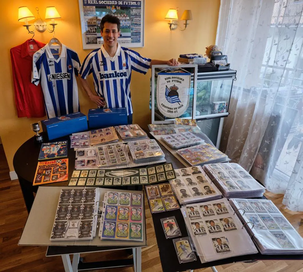 Alan Pérez, junto a su colección de cromos de la Real Sociedad. 