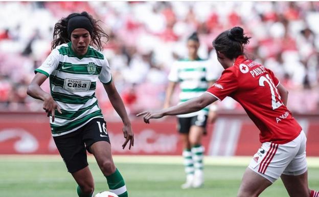 Andreia Jacinto conduce el esférico ante una jugadora del Benfica en el derbi lisboeta./