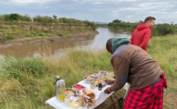 Asier Illarramendi expectante a la orilla de un río en Kenia antes de desayunar./Instagram