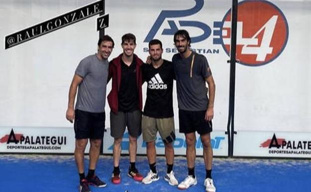 Aritz Elustondo y Carlos Martínez con el exjugador del Real Madrid, Raúl González Blanco. /Instagram