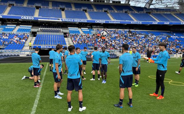 Los jugadores de la Real Sociedad han recibido el calor de la afición en el Reale Arena/Jose Mari López