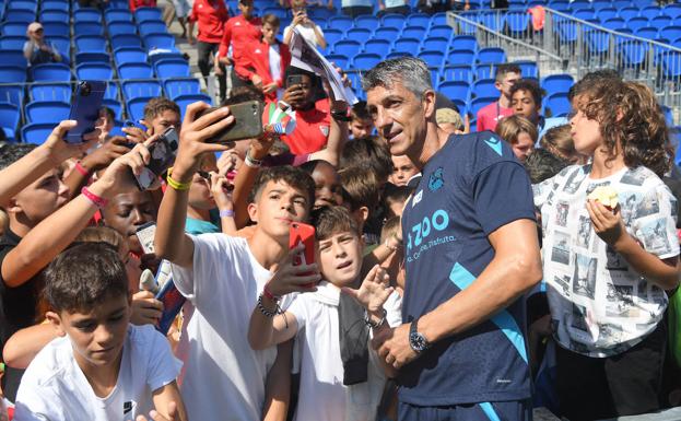 Imanol Alguacil estuvo casi 50 minutos firmando autógrafos y fotografiándose con los aficionados que acudieron al Reale Arena al primer entrenamiento. /josé mari lópez