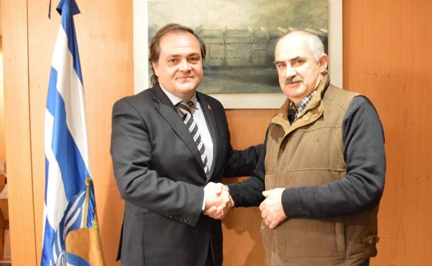 Jokin Aperribay y el presidente del Beti Kozkor, José María Ayerdi, en 2015. 