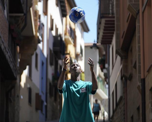 Zourdine Thior juega con un balón por las calles de Orio, su pueblo. / LOBO ALTUNA