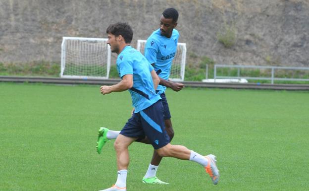 Silva e Isak se ejercitaron este lunes al margen del grupo en el campo número dos de las instalaciones de Zubieta. / JOSÉ MARI LÓPEZ