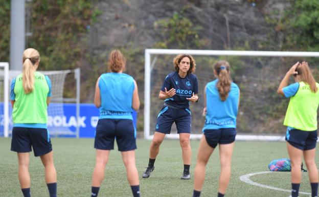 Natalia Arroyo habla con sus jugadores en una reciente sesión de trabajo en Zubieta. /Jose mari lópez