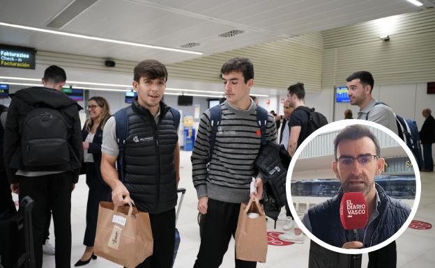 Los jugadores de la Real, en el aeropuerto de Vitoria. /LOBO ALTUNA