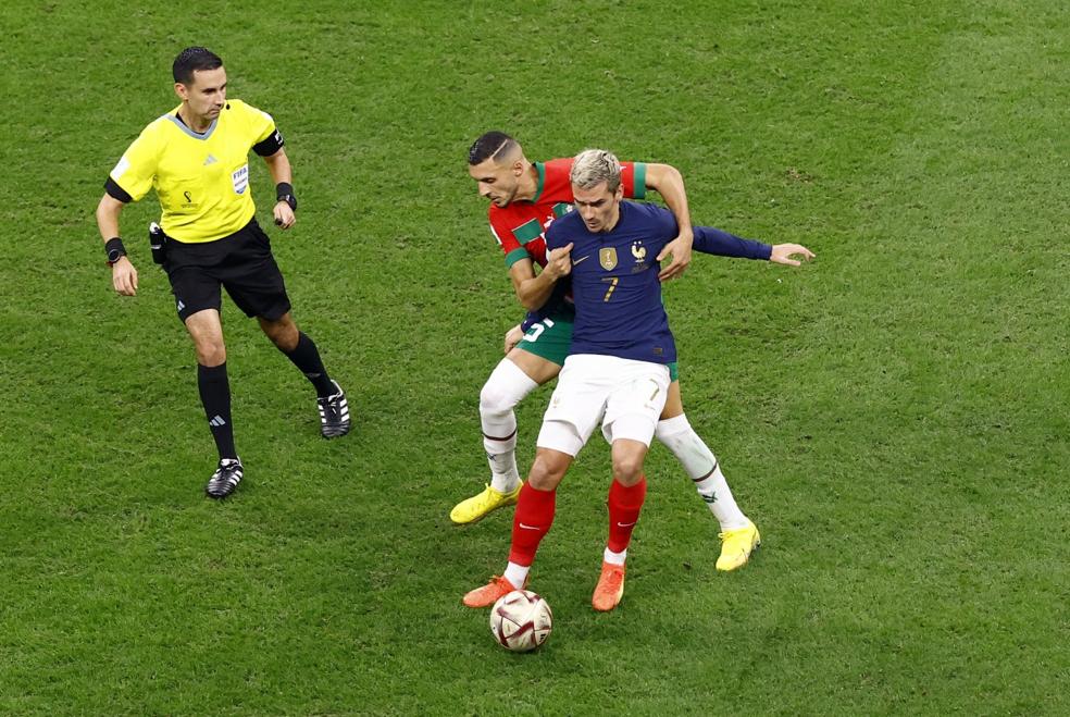 Brújula. Griezmann trata de controlar un balón ante un adversario marroquí. /REUTERS