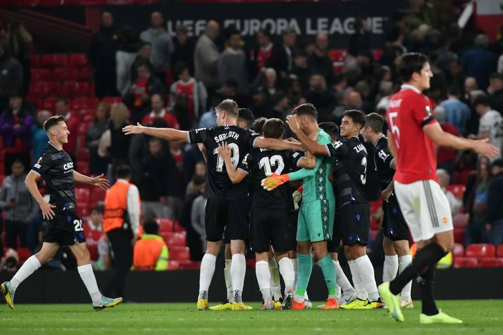 Los jugadores de la Real Sociedad celebran su victoria en Old Trafford frente al Manchester United en la Europa League. / FÉLIX MORQUECHO