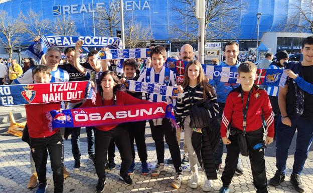 Aficionados de la Real y Osasuna disfrutan de la previa en los aledaños del Reale Arena/i.c.