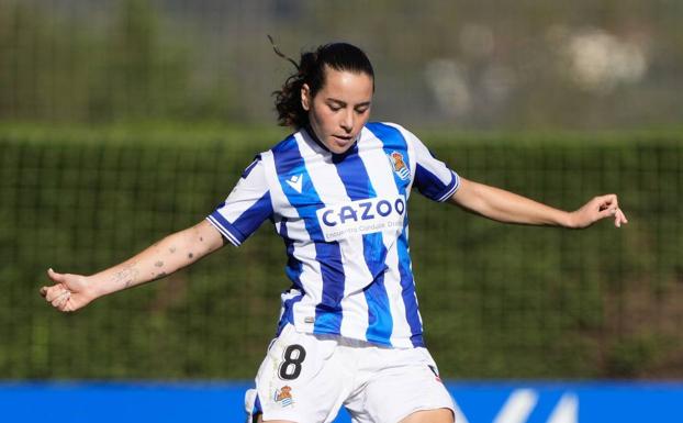 Iris Arnaiz se dispone a golpear al balón con la pierna derecha en un partido en Zubieta. /RS