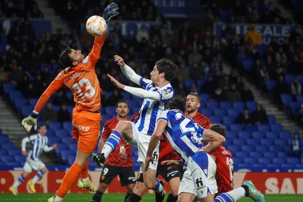 Dominik Greif, portero del Mallorca, trata de despejar un balón ante la presencia de Aritz Elustondo, que sustituyó a Gorosabel. / ARIZMENDI