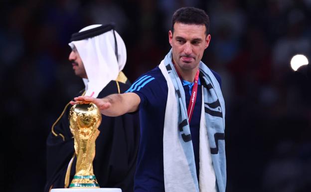 Lional Scaloni, seleccionador de Argentina, toca el trofeo del Mundial de Qatar./dpa