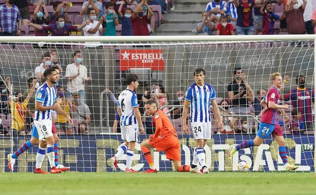 Merino, Aritz, Remiro y Le Normand se lamentan tras recibir uno de los cuatro goles del Barça en el último enfrentamiento en el Camp Nou. / ACERO