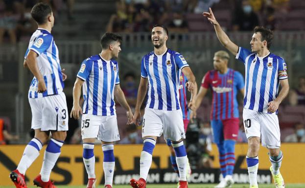 Mikel Oyarzabal celebra el gol que marcó de falta la pasada temporada en el Camp Nou ante Zubimendi, Lobete y Merino. 