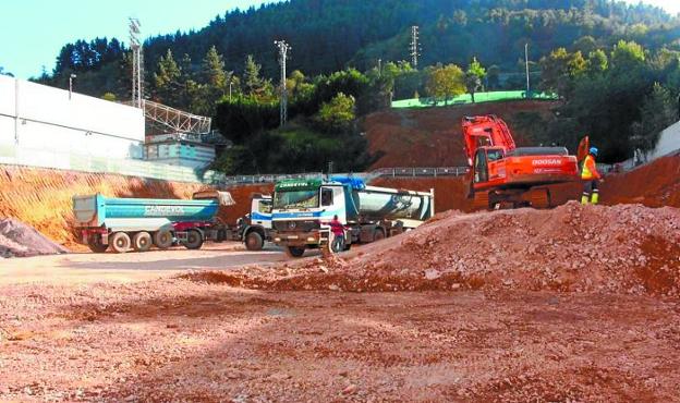 Camiones y excavadoras inician las primeras obras en la futura ciudad deportiva del Eibar, situada en Areitio. / SD EIBAR