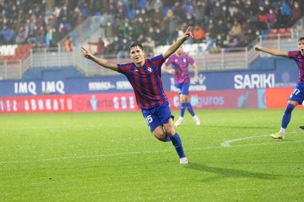 Álvaro Tejero celebra el gol que marcó al Girona, que fue el cuarto de su equipo. / ASKASIBAR