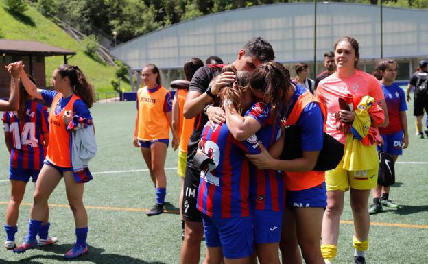 El Eibar se despidió este domingo de Primera con una victoria en Unbe. / ASKASIBAR
