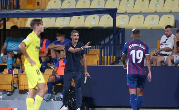 Garitano dando instrucciones a Stoichkov ante el Villarreal B/Moisés Castell