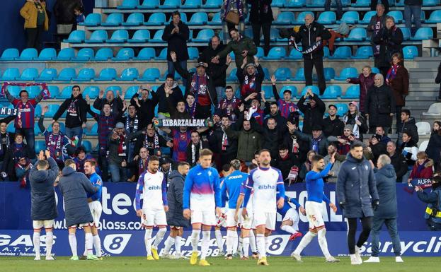 Los futbolistas del Eibar saludan a la afición armera desplazada hasta Ponferrada. 