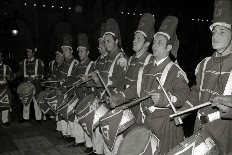 En 1973, los tambores y barriles de Gaztelubide interpretaron la 'Marcha de San Sebastián' después de que el alcalde gritase '¡Viva San Sebastián!'/ PACO MARÍ / KUTXATEKA