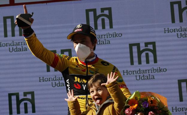 Primoz Roglic, con su hijo en el podio tras hacerse con la primera etapa de la Itzulia