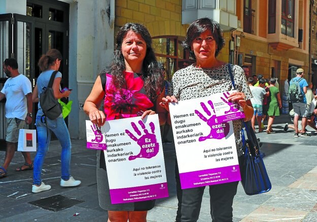 La camapaña. Gloria Vazquez y Mari Luz Osa, con los carteles y pegatinas que se van a colocar. / AMAXKAR