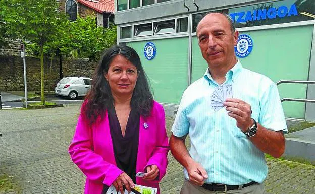 Gloria Vázquez y Jexus Arana presentaron ayer el servicio de taxi-bus y el curso de autodefensa para las féminas. / ETXEBERRIA