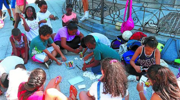 Juegos. Los niños hicieron sus propias chapas coloreando distintos objetos que pueden ayudar a combatir el calor./FLOREN PORTU