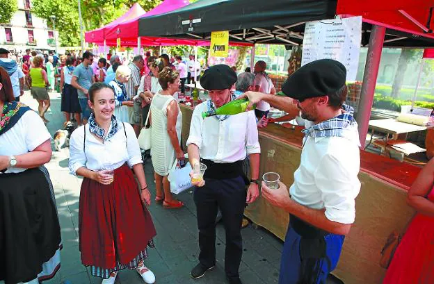 Cuadrillas de todas la edades y familias con el atuendo casero disfrutaron en la plaza de Urdanibia de la calurosa mañana de la Euskal Jira./FOTOS FERNANDO DE LA HERA