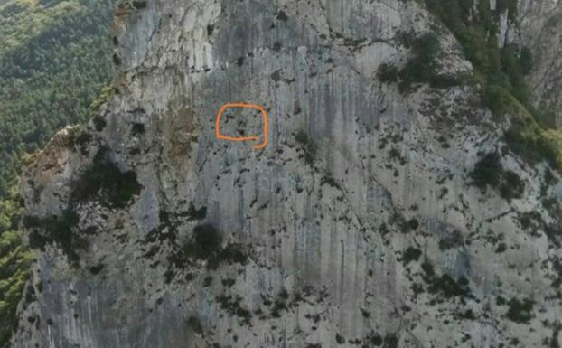Imagen cedida por la Guardia Civil que muestra el lugar donde se encontraban los escaladores. /