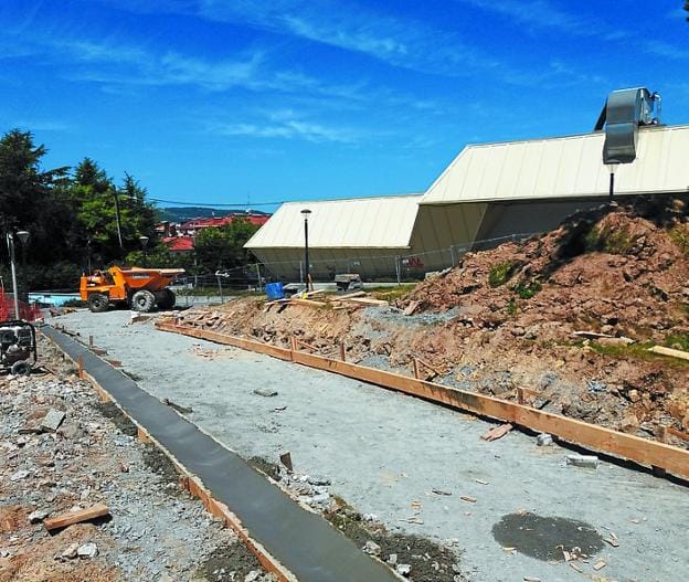 Obras del acceso peatonal al aparcamiento de Artaleku. /