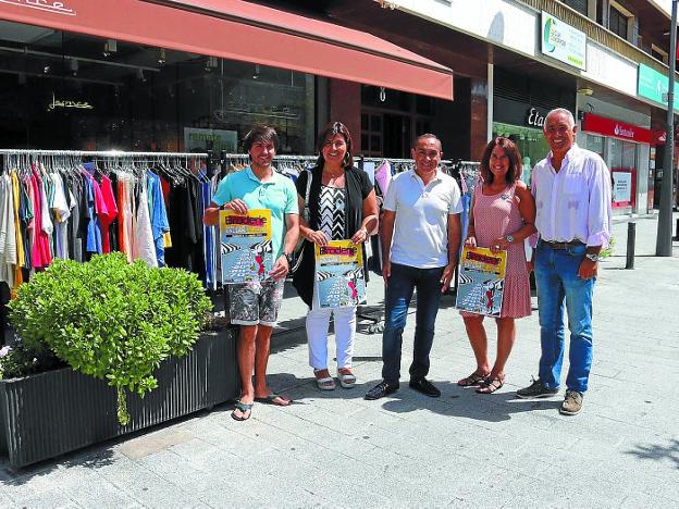 Promoción. Miguel Ángel Páez y Tomás Maeztu con comerciantes participantes en la Braderie./F. PORTU