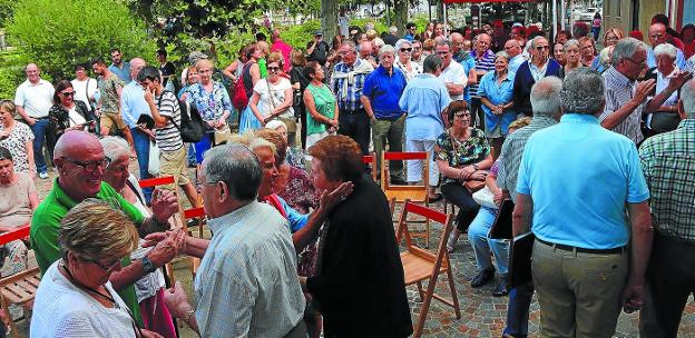 Encuentro. Vecinos que son o que fueron de la Parte Vieja irundarra charlan en la explanada de la ermita, minutos antes de la entrega del Txapelaundi Saria. / FLOREN PORTU