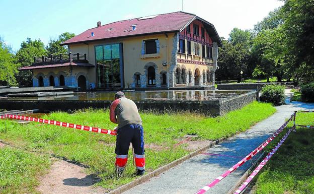 Rehabilitación. Un operario señala los caminos y las canalizaciones para la nueva iluminación del parque Mendibil. / F. PORTU