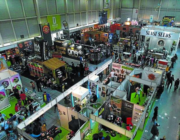 Imagen de la edición de 2017 de Expogrow, con uno de los pabellones repleto de expositores./