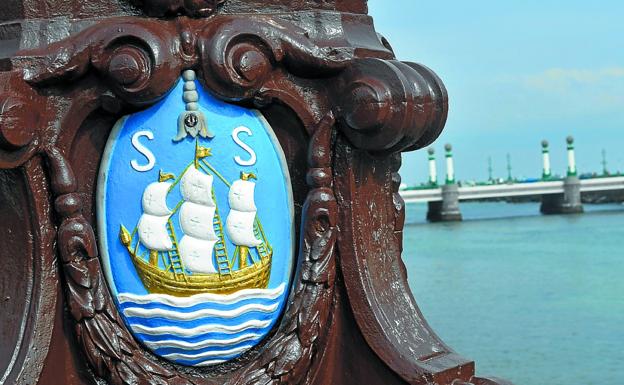 La pintura de los escudos del puente, seis meses a prueba | El Diario Vasco