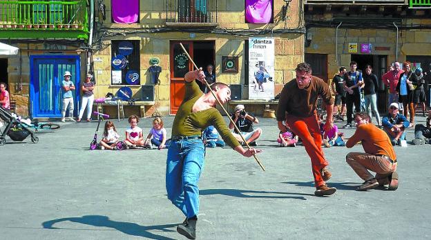 Donibane. La plaza Santiago acogió la representación de la pieza 'Akullu', inspirada en una 'idi proba'. / FOTOGRAFÍAS ELENA VIÑAS