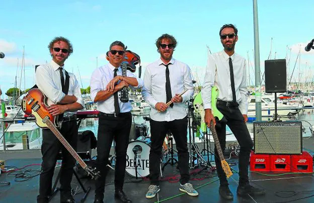 Iván Sotelo (McCartney), Julio Bravo (Harrison), Javier San Martín (Ringo) y Jon Sánchez (Lennon) antes de una actuación. /  FLOREN PORTU