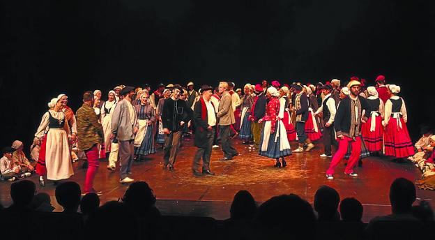 Talde ezberdinetako dantzariak biltzen ditu ikuskizunak. /  MORQUECHO