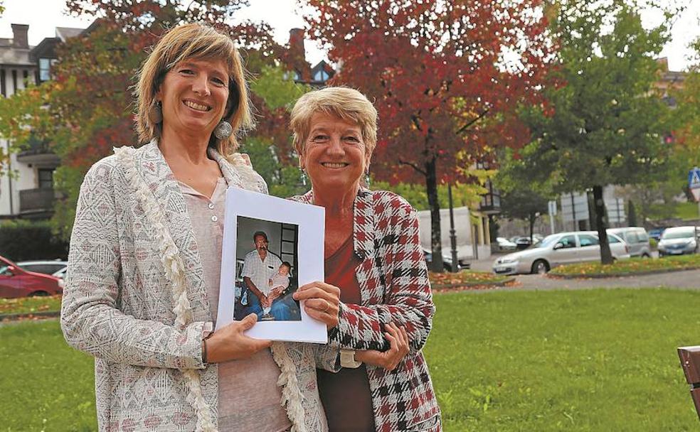 Otsanda y Kontxi posan sonrientes con la foto de Celestino Tolosa 'Xarra' en el barrio Larreaundi de Irun./Mikel Fraile