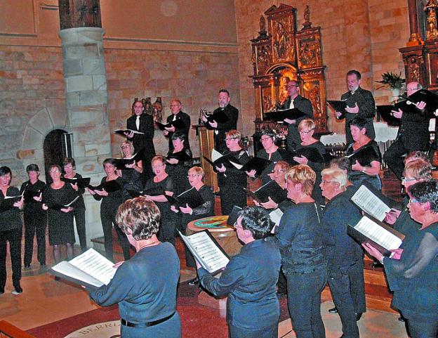 Coral Goiargi. Imagen del grupo coral en una actuación. /  AGUADO