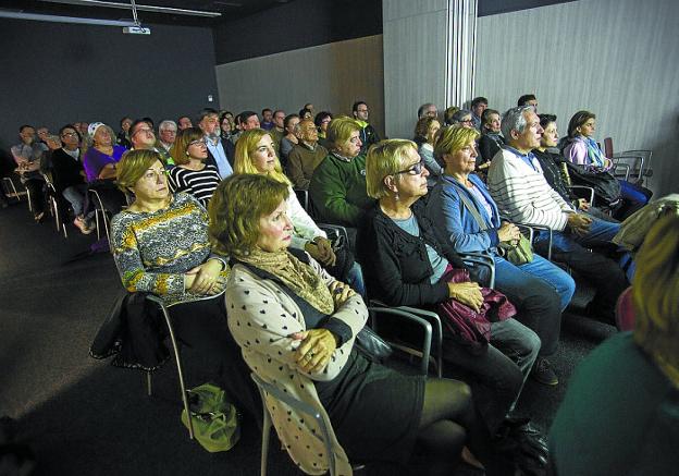 Público en una proyección de una edición anterior del Ficab, en la biblioteca CBA. / F. DE LA HERA