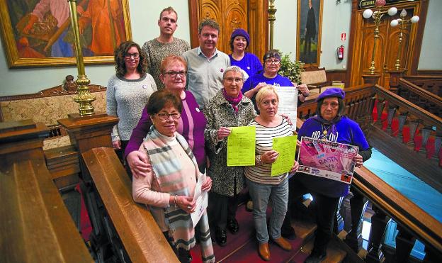 25 de Noviembre. Representantes de las asociaciones de mujeres, con el alcalde y el delegado de Bienestar Social./F. DE LA HERA