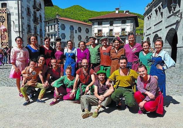 Caracterización. Dantzaris eibarreses, en una de las jornadas de rodaje en Leitza. /  KEZKA