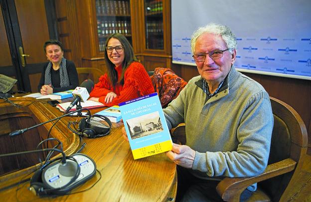 Rosa Mari Garmendia, Juncal Eizaguirre y José Monje presentaron ayer el nuevo boletín./F. DE LA HERA