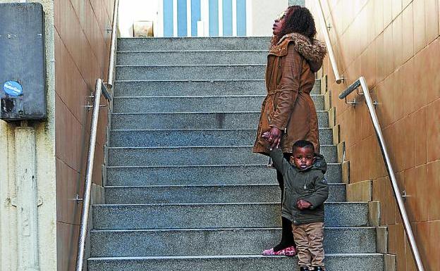 Una madre con su niño, en una de las escaleras. / FOTOS F. DE LA HERA